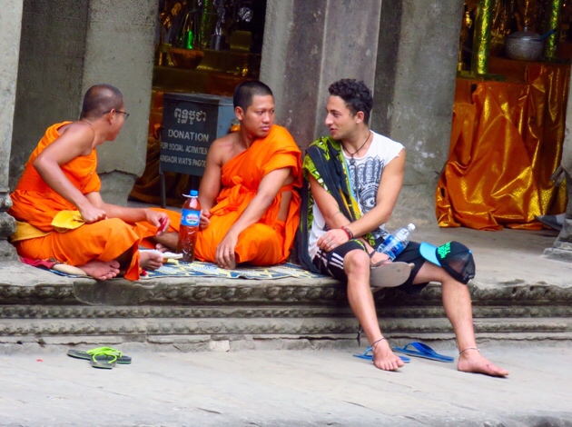Angkor Wat–Buddhist monks and tourist