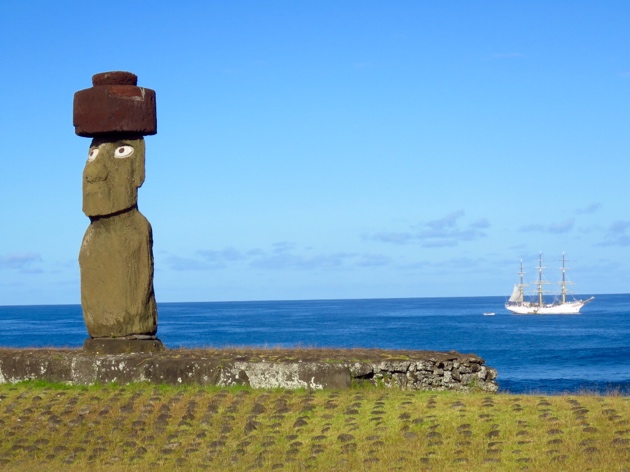 Easter Island–Ahu Tahai, large single Moai