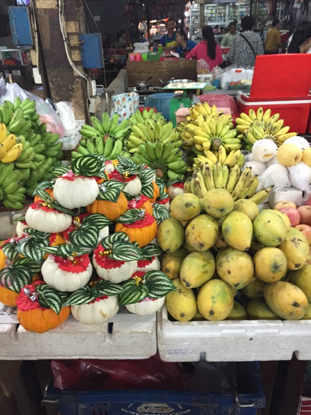 Siem Reap–market, exotic fruit display