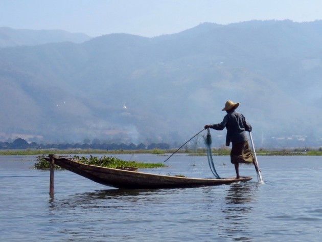 Myanmar–Inle Lake–Leg Rower Fishing